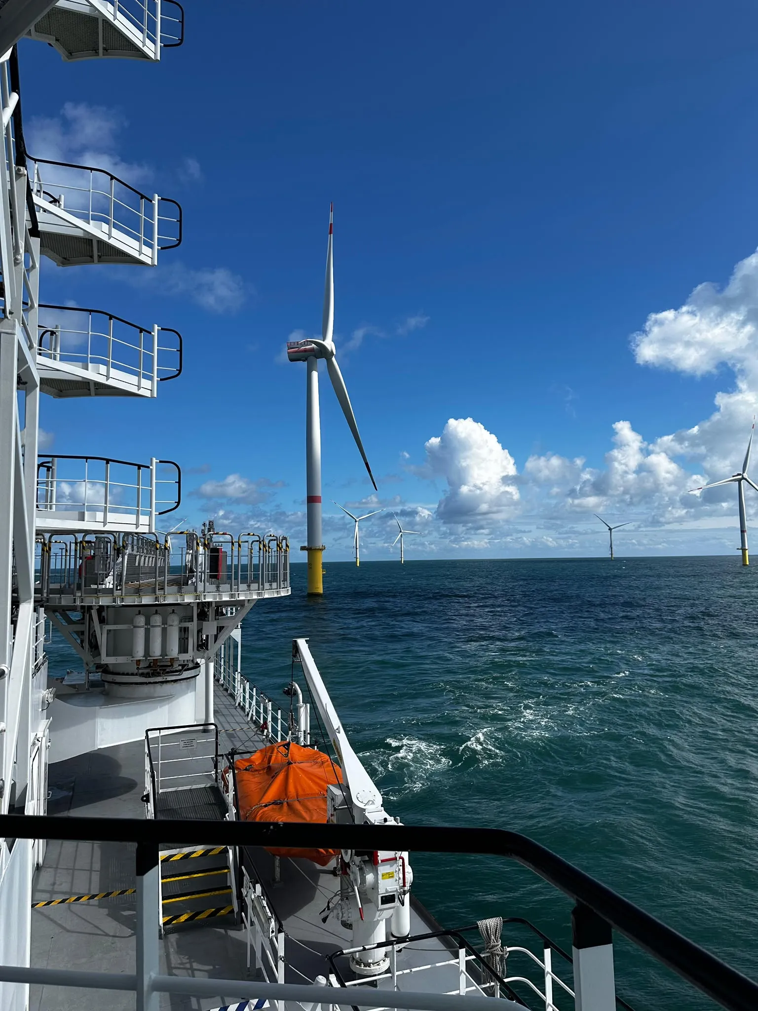 Blick vom Serviceschiff auf eine Offshore-Windturbine