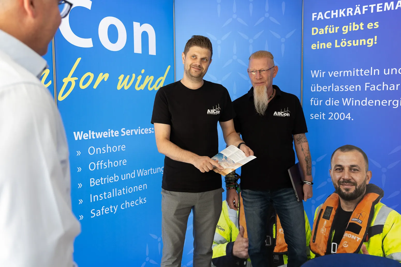 AllCon-Team im Gespräch am Messestand